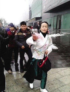 女子抛撒百元大钞引市民哄抢 称这就是快乐