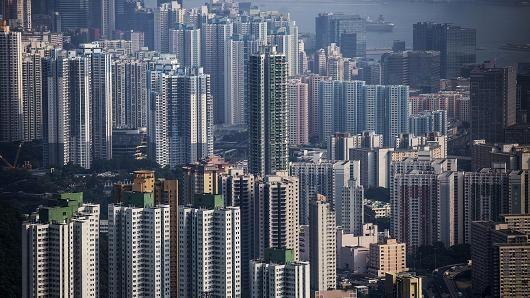 由于金融市场波动加剧和经济增长动力减弱，香港的住宅物业市场自去年下半年开始转趋疲弱。